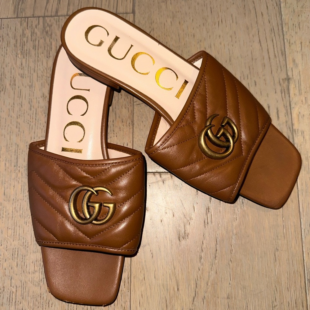 Gucci Women’s slide with Gold Hardware